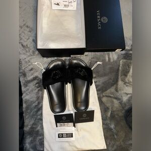 Versace La Medusa emblem faux fur slippers